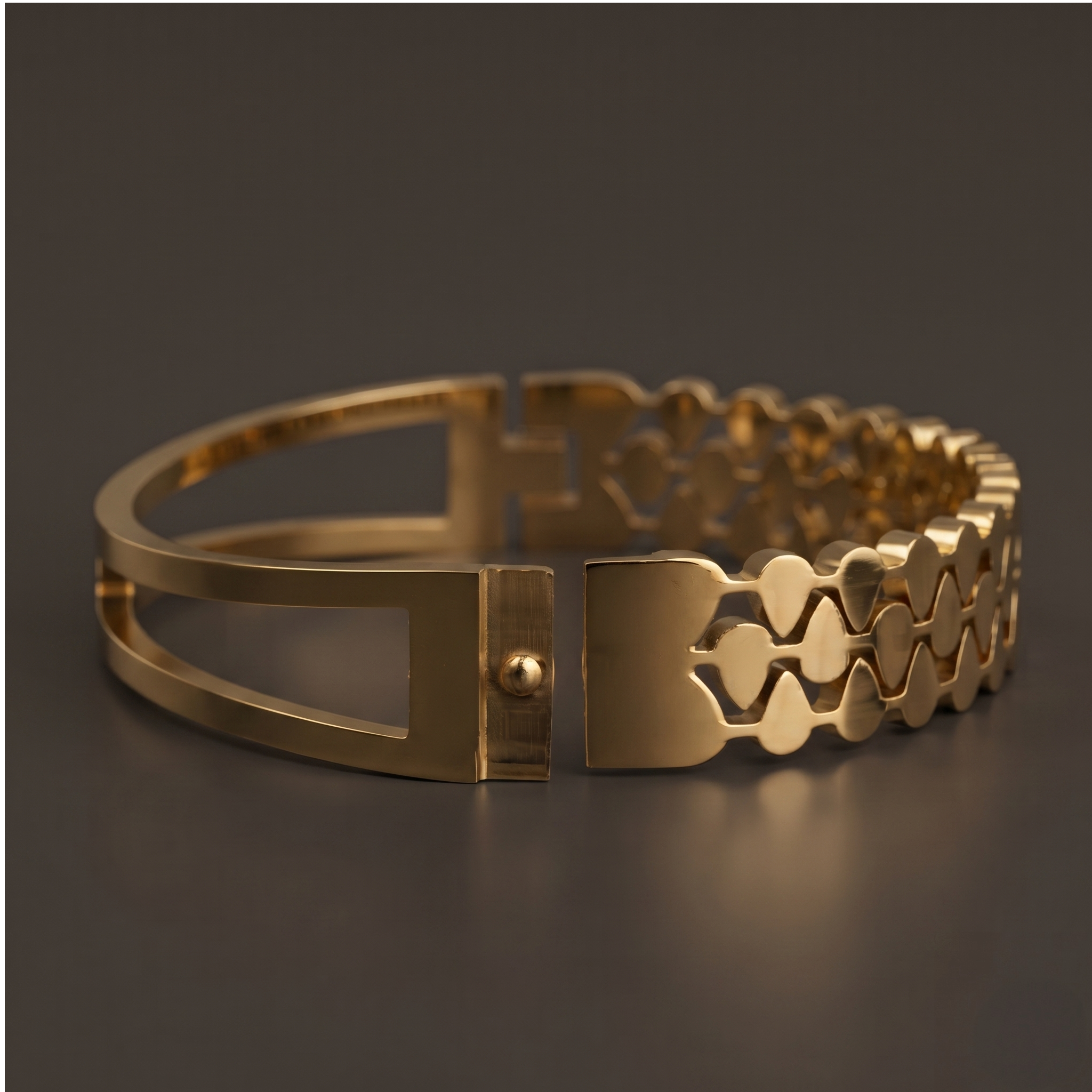 Pear Shape Patterned Bracelet detailed view - Avalna